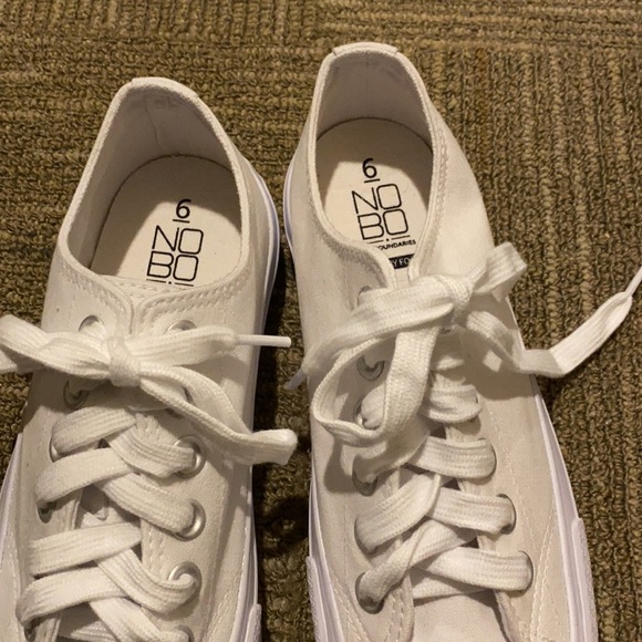 Women’s size 6 sneakers - Picture 3 of 4